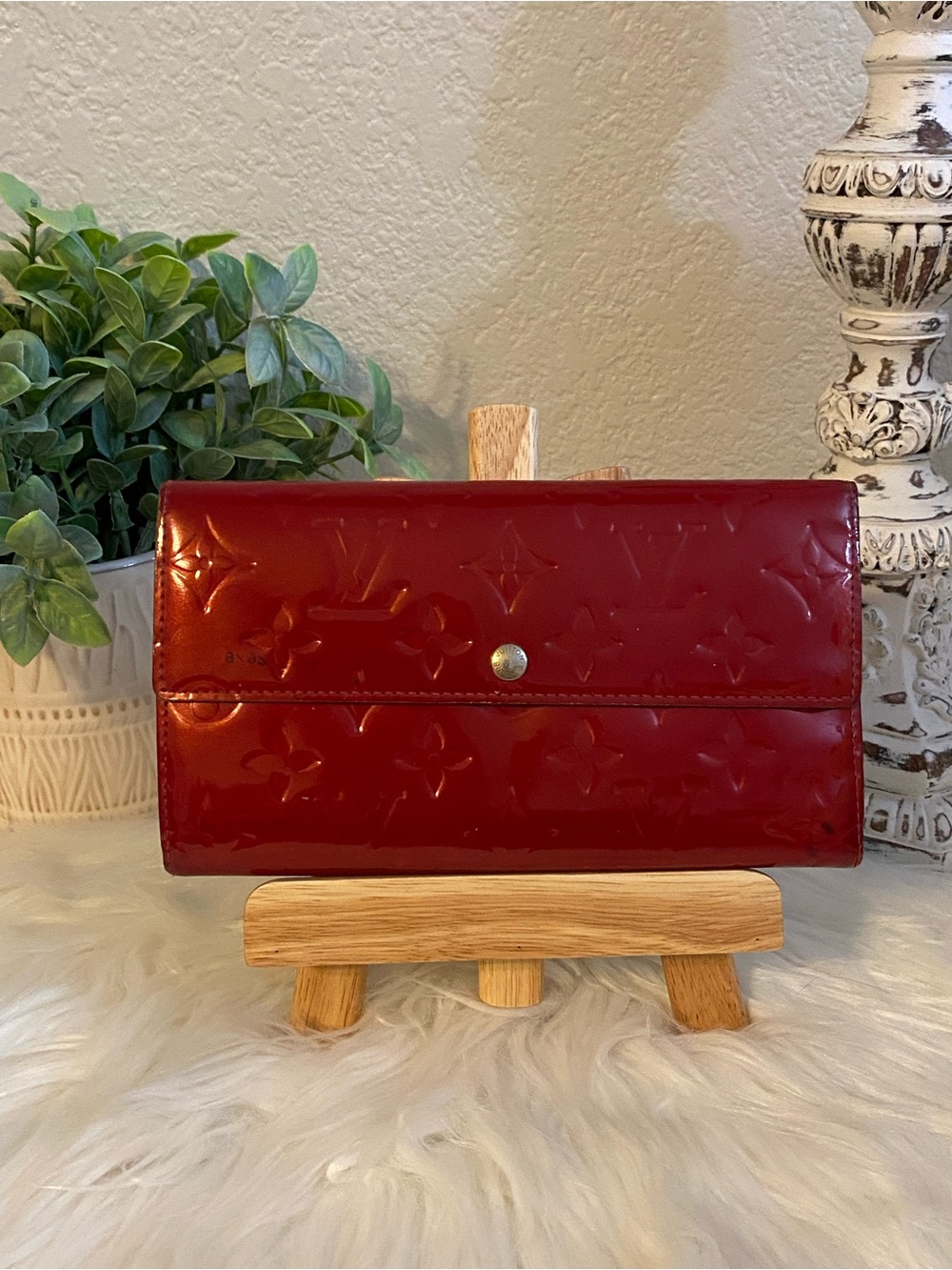 Louis Vuitton Monogram Vernis Sarah Wallet in Pomme d'Amour red patent leather